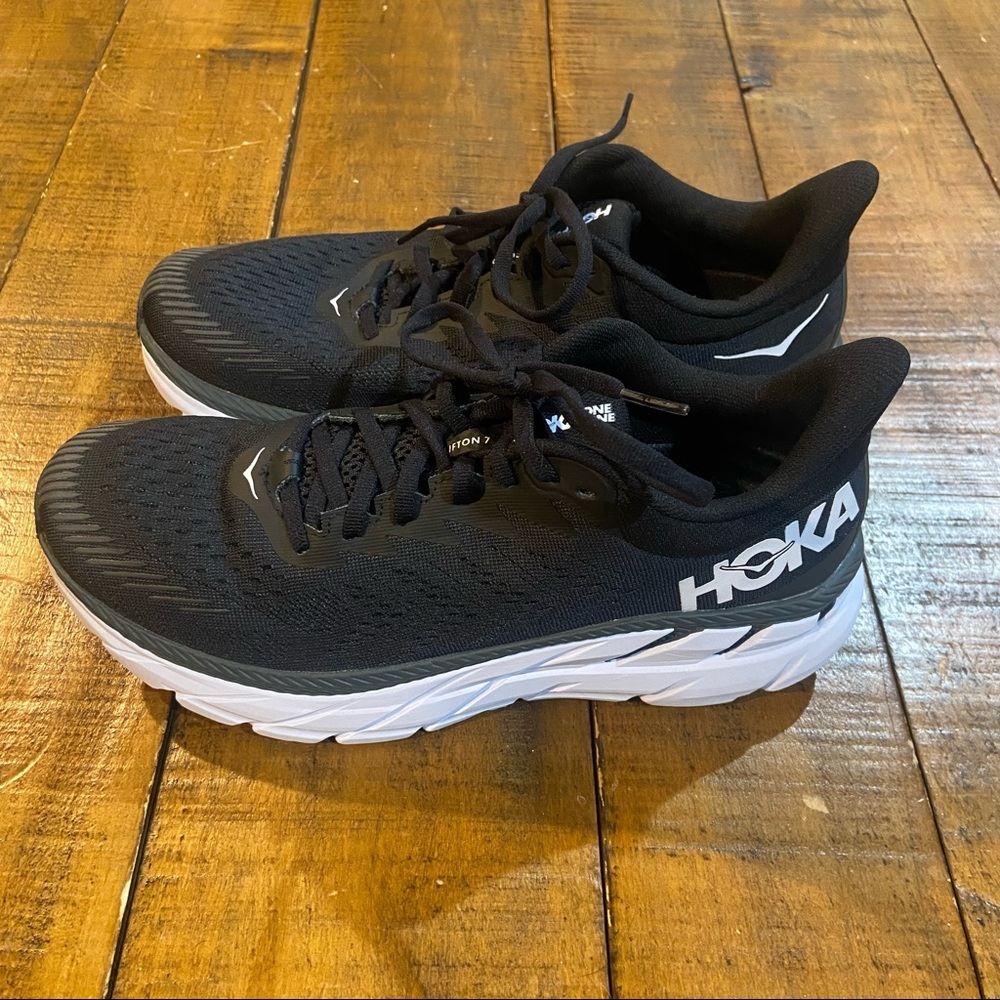 NWOT Hold Clifton 7 Sneakers.
